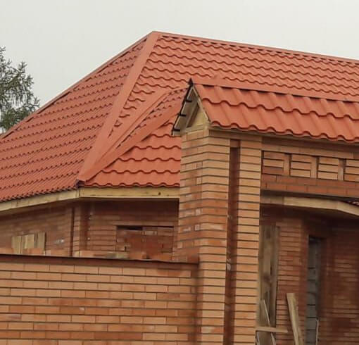 Металлочерепица Арарат покрытие RoofTop Стальной Бархат цвет Терракотовый фото крыши