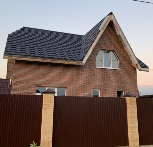 Металлочерепица Меркурий покрытие RoofTop Бархат цвет Серый Графит фото крыши
