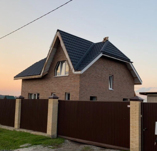 Металлочерепица Меркурий покрытие RoofTop Бархат (Северсталь) цвет Серый Графит фотография крыши